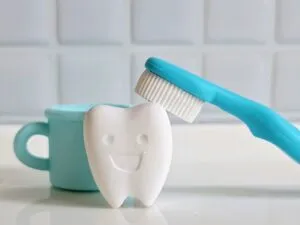差し歯だけ黄ばんでる!? ホワイトニングで取れるのか徹底解説！
